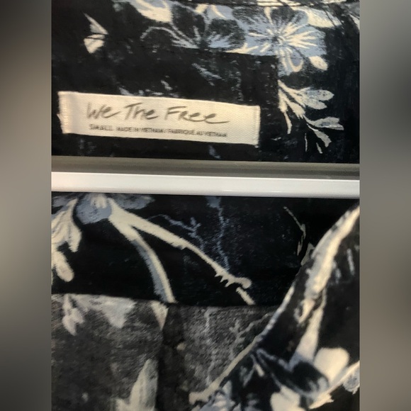 “We The Free “ Blue Floral Top Small relaxed fit - Picture 4 of 9